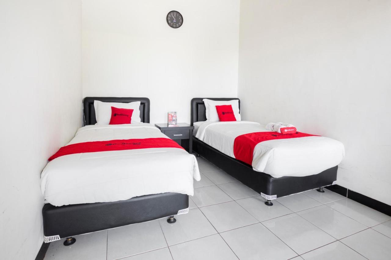 Reddoorz Plus @ Purwodadi Pasuruan Exterior foto